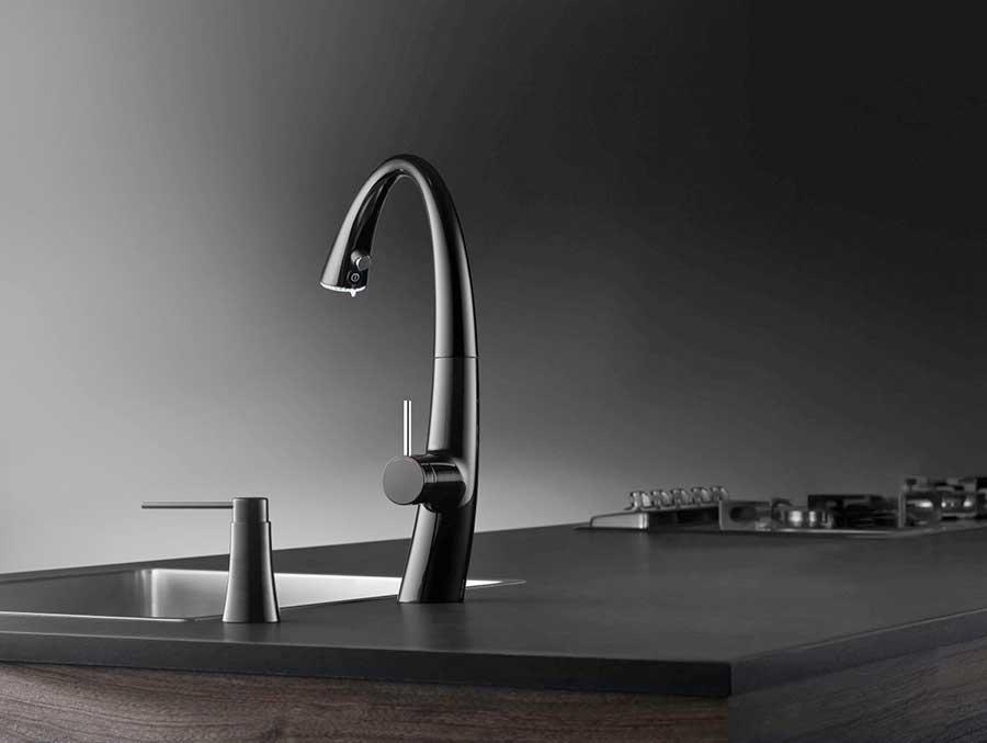 inwohnen's tweet photo. Für nahezu jede Lifestyle-Welt das passende Armaturendesign – die Premium-Armatur ZOE des Schweizer Herstellers KWC ist auch in der Ausführung matt black erhältlich.

 ⬇️  ⬇️  ⬇️ 
https://t.co/bbO6TjQqbj https://t.co/sWJR0Hu7xC