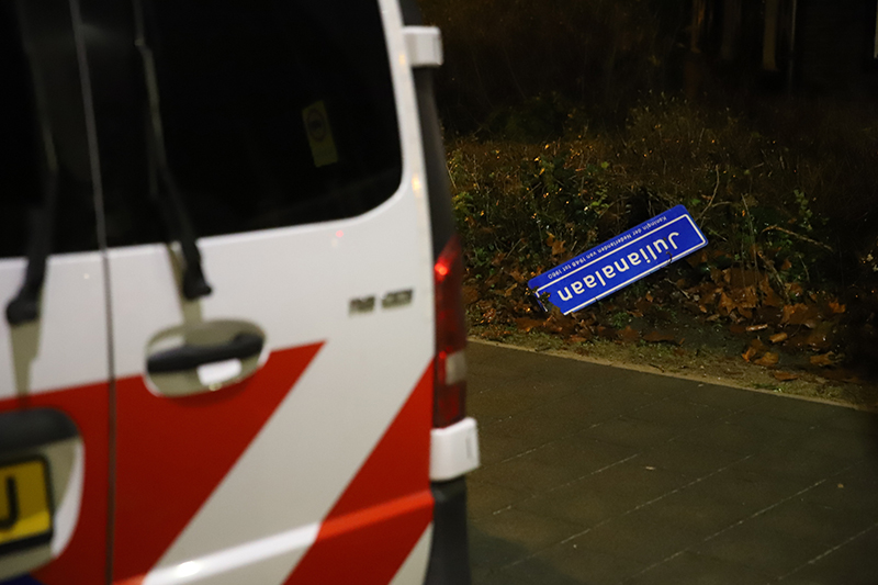NU ONLINE: Politie houdt vrouwen staande met gestolen straatnaambord Julianalaan Delft..