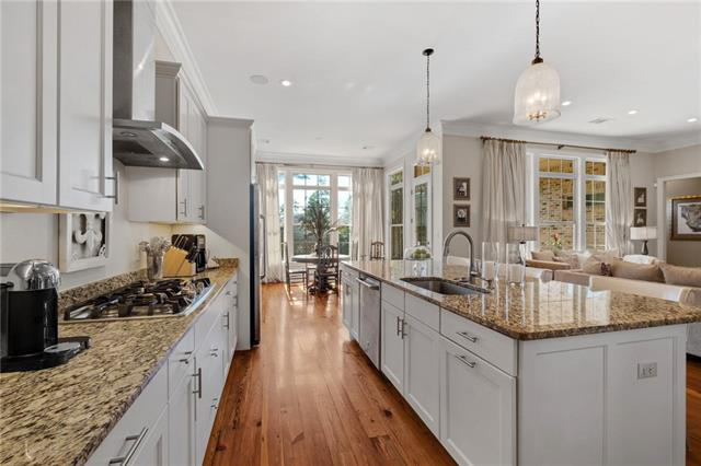 BedicoCreek's tweet image. Plentiful Cabinetry &amp;amp; a Huge Kitchen Island - This Custom Kitchen Is the Perfect Place to Prepare Those Holiday Meals, Just in Time for the Season! #TakeATour of 308 Seminole Circle - #2020FallTour ow.ly/L8CD50Chl2L