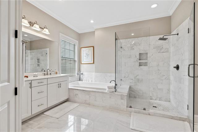 BedicoCreek's tweet image. Plentiful Cabinetry &amp;amp; a Huge Kitchen Island - This Custom Kitchen Is the Perfect Place to Prepare Those Holiday Meals, Just in Time for the Season! #TakeATour of 308 Seminole Circle - #2020FallTour ow.ly/L8CD50Chl2L