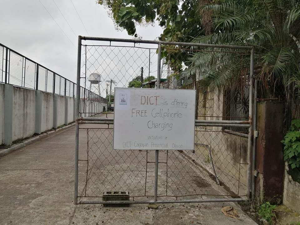 DICTgovph's tweet image. 📌ANNOUNCEMENT!!!

The DICT - Cagayan Provincial Office is offering FREE WiFi access and charging stations. 

Visit us at 2 Bagay Road, San Gabriel Village, Tuguegarao City 
(behind Landbank).

#DICT
#FreeWifiForAll
#CagayanNeedHelp
#rescuephtuguegarao
#RescuePH