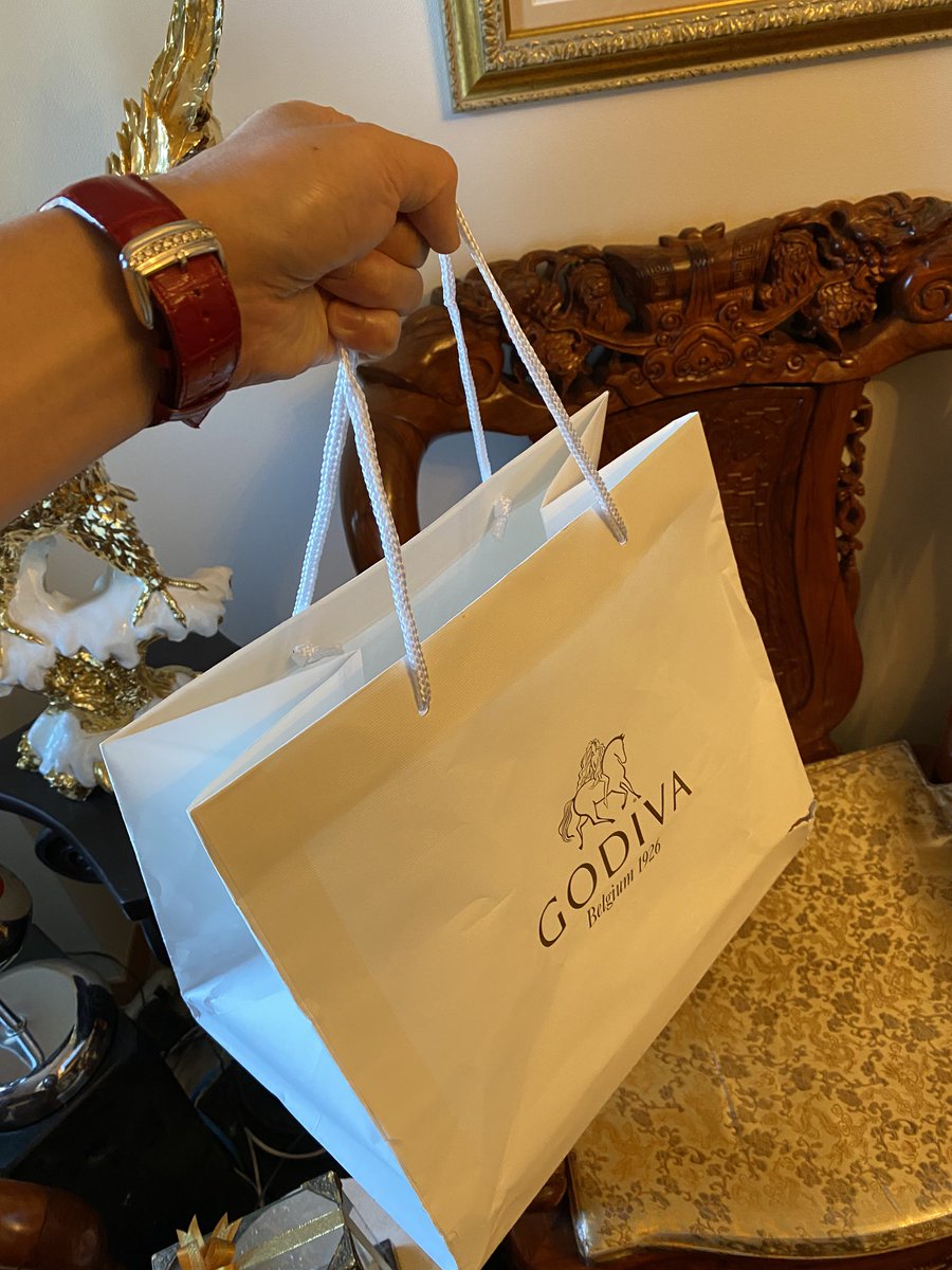 TOMORO_KING6666's tweet photo. お世話になってる先輩からGODIVAのチョコレートの差し入れ頂きました🎁✨
有難う御座います😄
オフィスで、みんなと頂きます❤️
#ヒルズオフィス #tomolution
#Godiva #チョコレート https://t.co/YFqEgDWiEg
