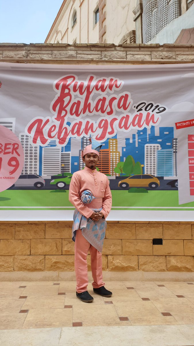 Aku juga selalu mengenakan tanjak dalam majlis-majlis. Kalau aku ada sampaikan pengisian ke, pergi majlis kahwin sahabat ke, atau sekadar jalan-jalan di pusat membeli-belah.Jangan malu untuk membudayakan budaya bangsa kita 