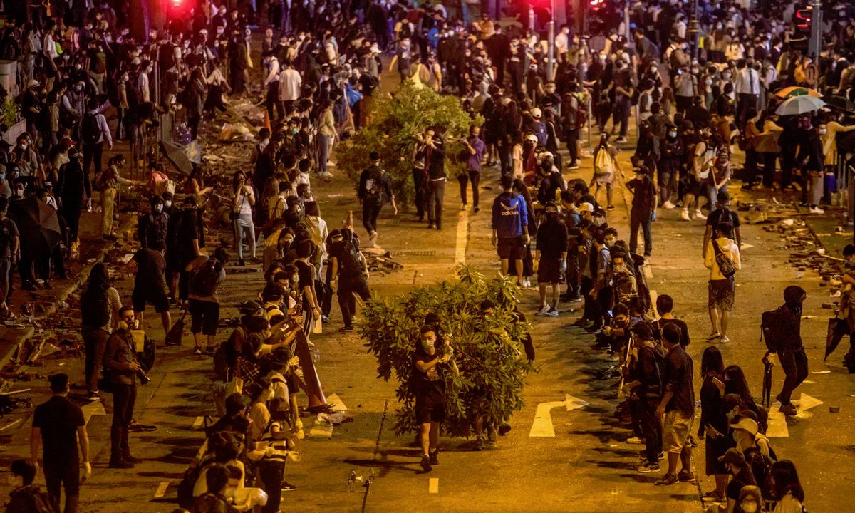 alphacentauriii's tweet photo. 'They seem so helpless'. As hundreds of protesters were trapped inside #PolyU university, besieged on all sides by riot police, thousands of Hongkongers rose up in protest, filling highways, public squares and bridges trying to get to them. #SavePolyU
https://t.co/P2vv4pCGXE https://t.co/LdH2KMzIkc