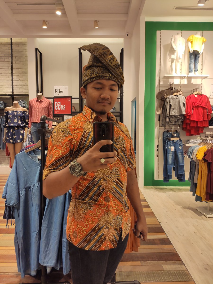 Aku juga selalu mengenakan tanjak dalam majlis-majlis. Kalau aku ada sampaikan pengisian ke, pergi majlis kahwin sahabat ke, atau sekadar jalan-jalan di pusat membeli-belah.Jangan malu untuk membudayakan budaya bangsa kita 