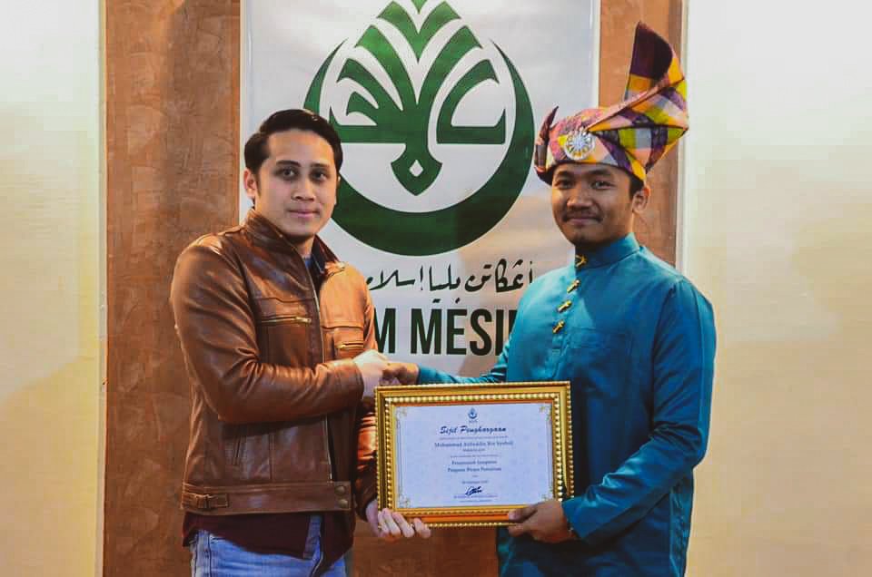 Aku juga selalu mengenakan tanjak dalam majlis-majlis. Kalau aku ada sampaikan pengisian ke, pergi majlis kahwin sahabat ke, atau sekadar jalan-jalan di pusat membeli-belah.Jangan malu untuk membudayakan budaya bangsa kita 