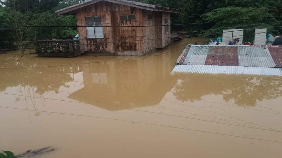 prinsesaasher's tweet photo. @106Chacha Yan bahay ng tita ko na nagparescue kahapon😞 ganyan pa din daw ang tubig doon https://t.co/03l6k2mOFp