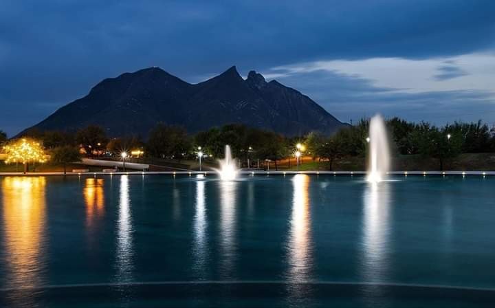 Nuestras bellas postales.
Parque Fundidora de Monterrey.

¡Buenas noches! ☁️🌕