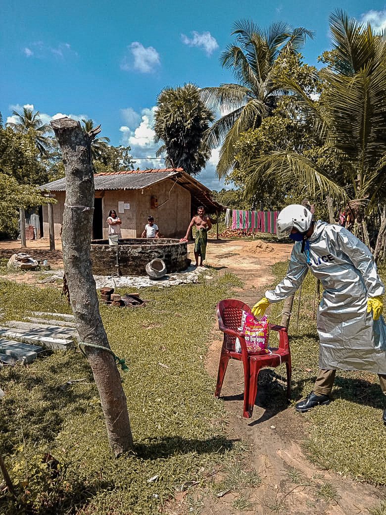 KindLankans's tweet photo. Distributed relief packs to over 250 families undergoing quarantining #COVID19SL #ReliefAid #SLPolice #Kindness https://t.co/T8GLoS9ehu