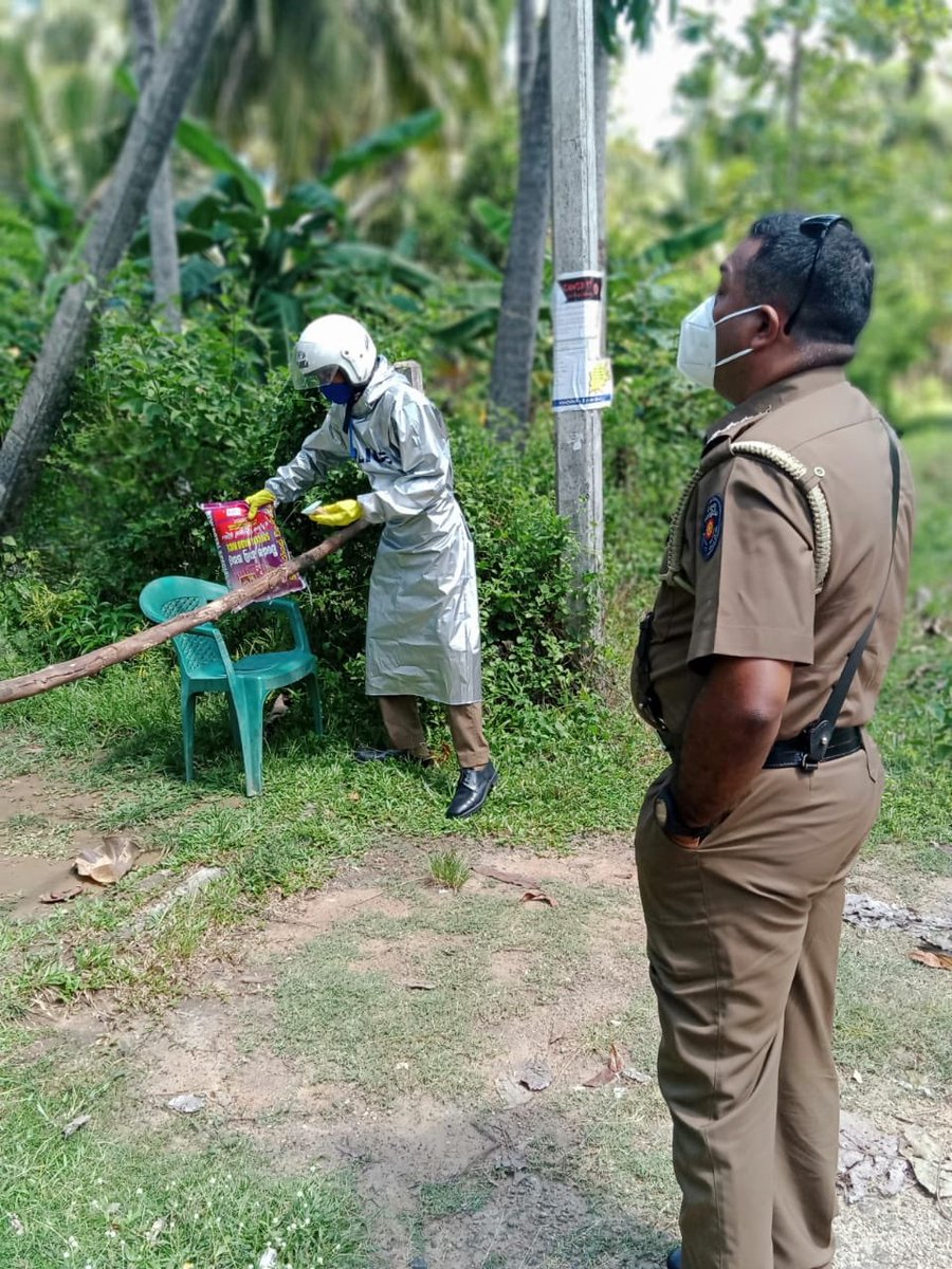 KindLankans's tweet photo. Distributed relief packs to over 250 families undergoing quarantining #COVID19SL #ReliefAid #SLPolice #Kindness https://t.co/T8GLoS9ehu
