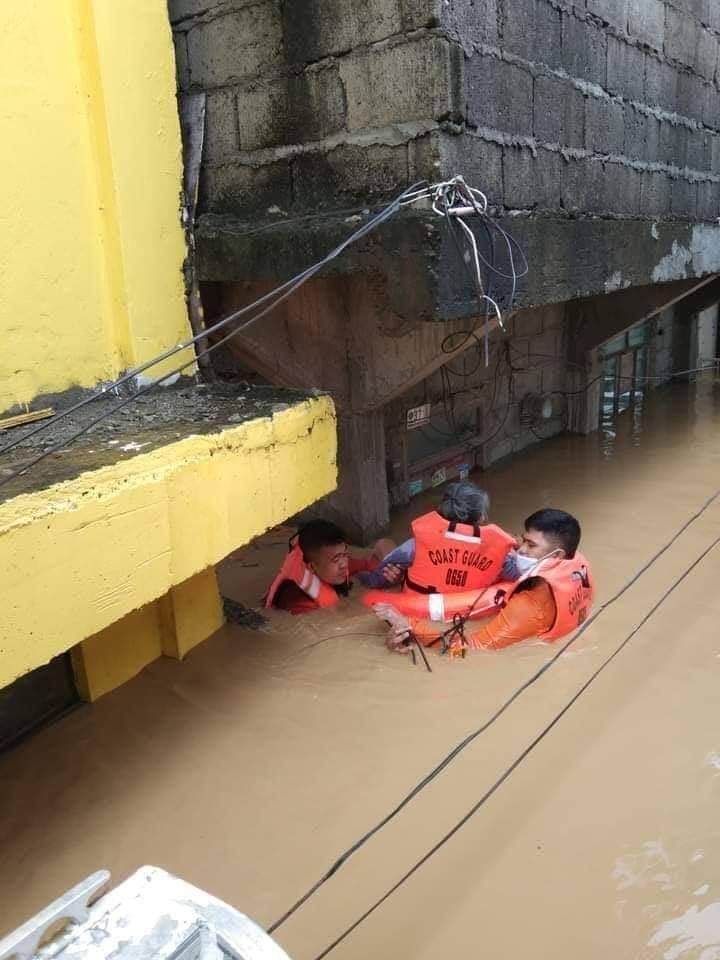 ABSCBNNews's tweet photo. Patuloy ang rescue operations ng Philippine Coast Guard sa mga apektado ng malawakang pagbaha sa Cagayan Valley region. | Kuha ng @coastguardph https://t.co/DfdM8hZBHE