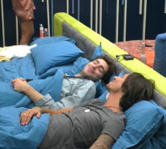 _bloodmoon__'s tweet photo. Tommaso che dice: "Francesco è il mio sugar daddy" e poi gli attorciglia i capelli e gli chiede il bacino della buonanotte😂 #gfvip https://t.co/W0yeUNZBJ1