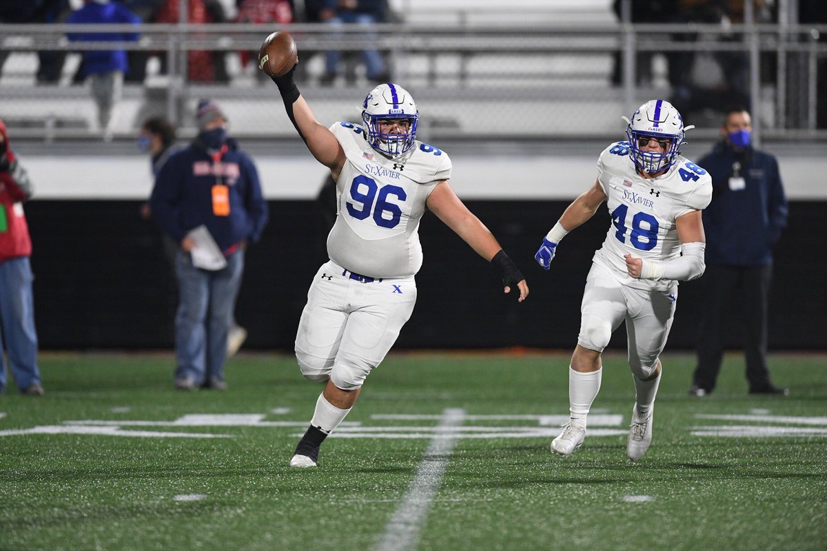 MaxPreps's tweet photo. St. Xavier hammers No. 11 Pickerington Central 44-3 in Ohio Division I state championship game.💪

✍️: https://t.co/BbRfqorXpg https://t.co/kwHlsmAFjV
