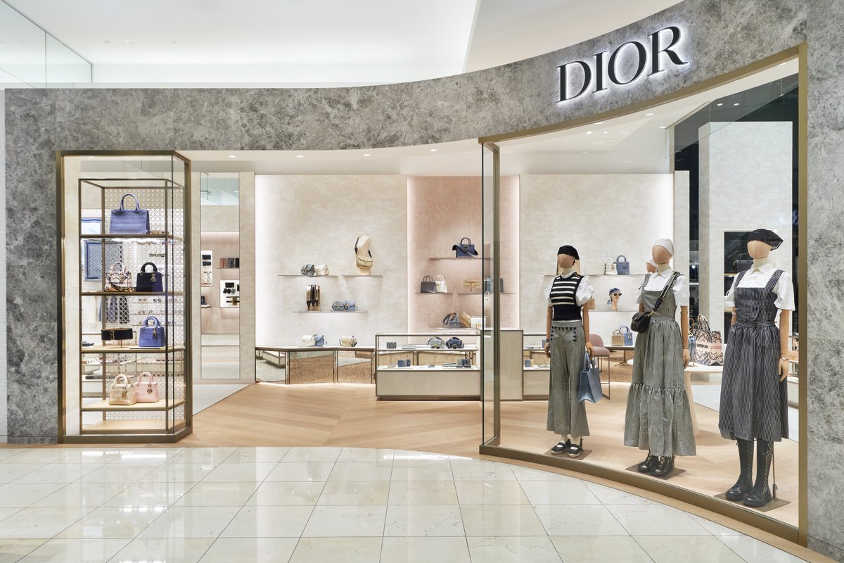 最終値下げ総額11万円　岩田屋正規店購入　新品同様　DIOR ディオール　ベルト DIOR/ディオール＞ 岩田屋本店 本館 1階にリフレッシュ オープン
