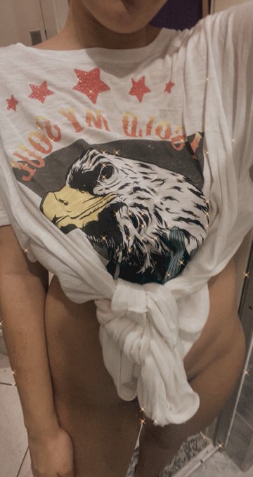vou postar muitas m&iacute;dias com essa blusa no meu onlyfans <3 https://t.co/1BUkOYZDt5