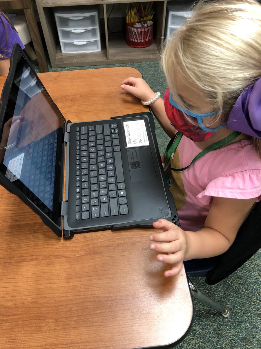HubbertKelli's tweet photo. What an exciting week in kindergarten! 🤗
Brand new laptops for all. 
BIG thank you to everyone 
who helped make this happen! The boys and girls were SO excited! https://t.co/pzT1sGjtXo
