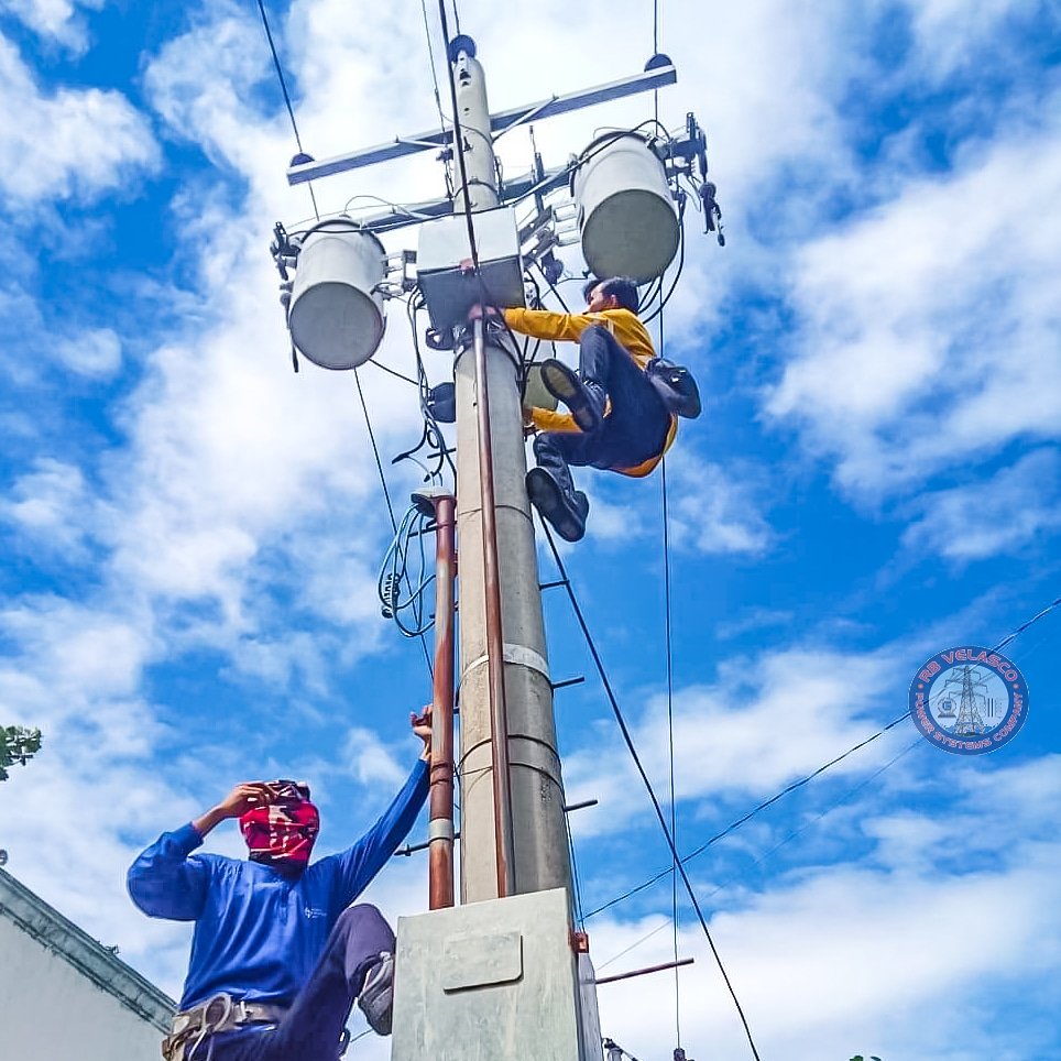 rbvtransformer's tweet photo. Quick fix after the typhoon.

#rbvservices 
#rbvteam 
#rbvgrateful 
#rbvcares 
#polemountedtransformers 
#transformermanufacturer 
#electricalcontractor 
#electrician 

📸V. Roque https://t.co/PSIRNmbeEm