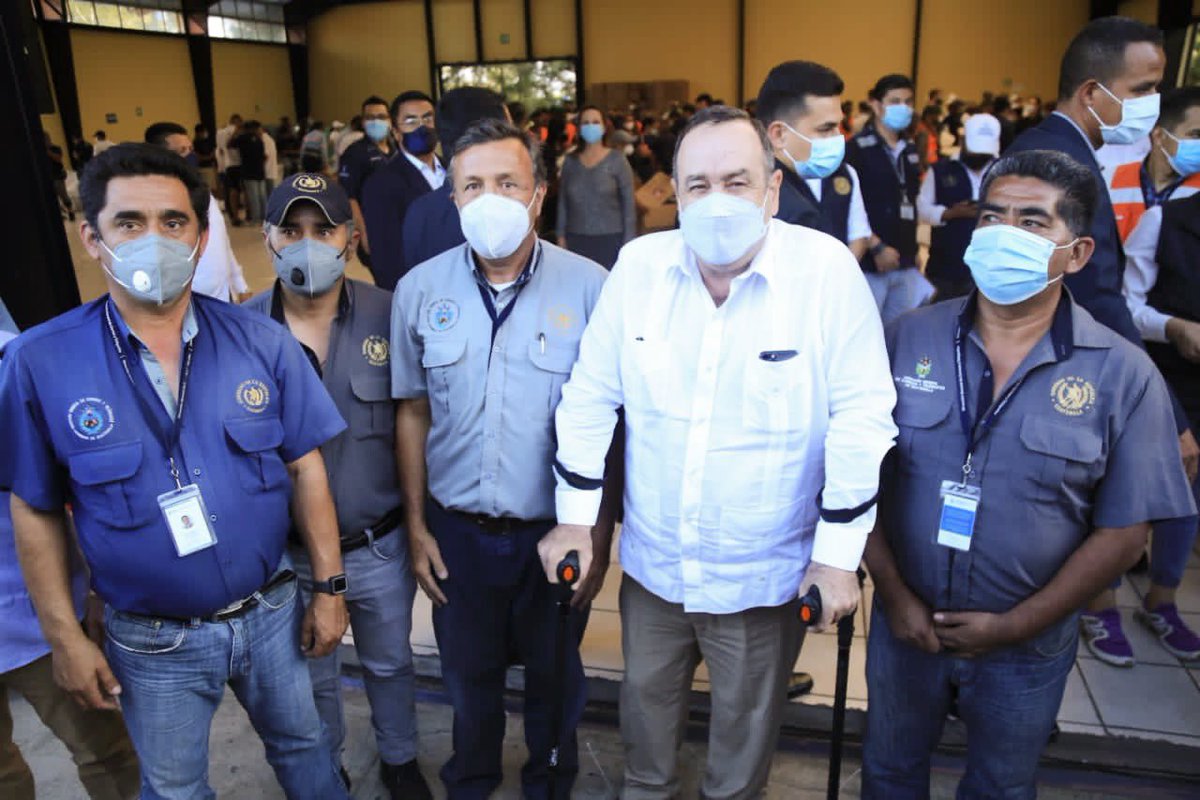 CentroDeGob's tweet photo. #FuerzaGuate🇬🇹 | Durante la visita del presidente @DrGiammattei al Parque Erick Barrondo, agradeció todo el esfuerzo y trabajo incansable realizado por los voluntarios. Esta tarde llegamos a las 100 mil #BolsasFuerzaGuate que serán trasladadas en el transcurso del fin de semana. https://t.co/ofUvxbOynO