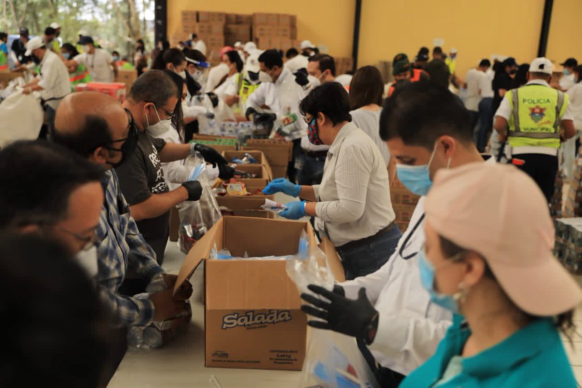 CentroDeGob's tweet photo. #FuerzaGuate🇬🇹 | Durante la visita del presidente @DrGiammattei al Parque Erick Barrondo, agradeció todo el esfuerzo y trabajo incansable realizado por los voluntarios. Esta tarde llegamos a las 100 mil #BolsasFuerzaGuate que serán trasladadas en el transcurso del fin de semana. https://t.co/ofUvxbOynO