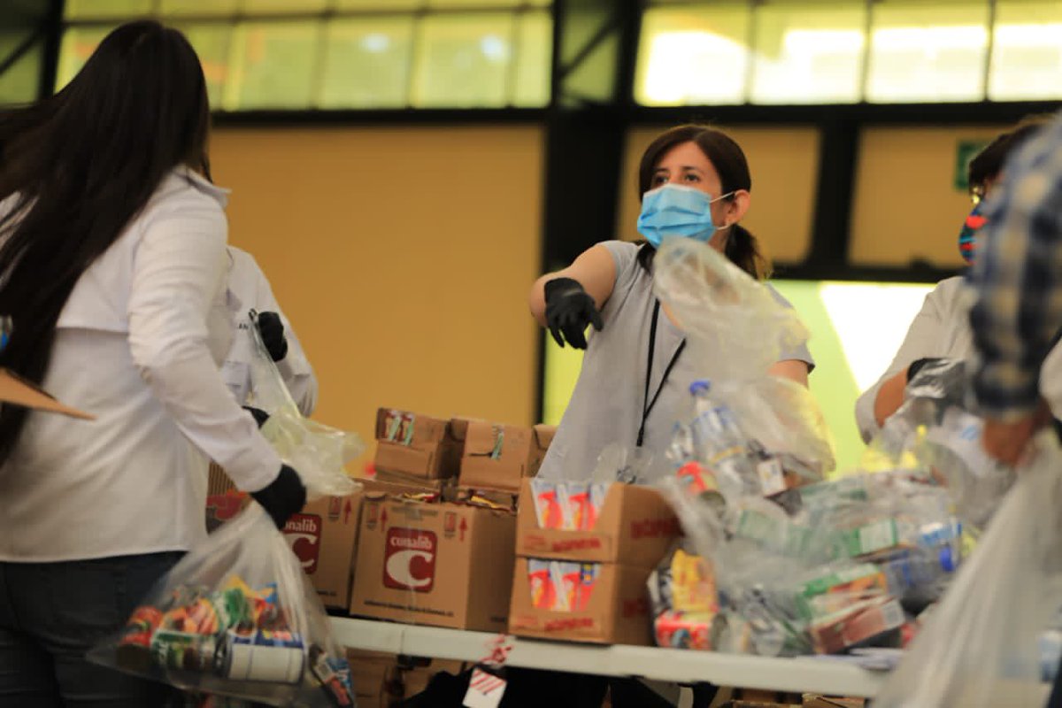 #FuerzaGuate🇬🇹 | Durante la visita del presidente <a href="/DrGiammattei/">Alejandro Giammattei</a> al Parque Erick Barrondo, agradeció todo el esfuerzo y trabajo incansable realizado por los voluntarios. Esta tarde llegamos a las 100 mil #BolsasFuerzaGuate que serán trasladadas en el transcurso del fin de semana.