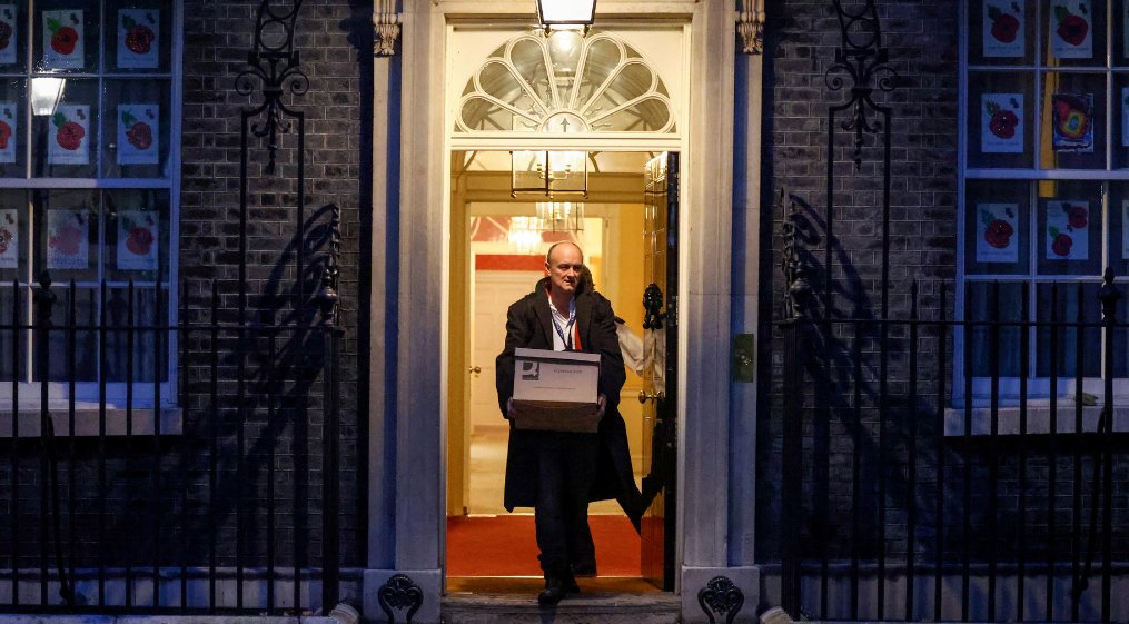 Breaking: Svengali seen leaving No.10 Downing Street in a hurry & on a pitch dark night carrying a box. He appears to have carefully chosen to depart on a FRIDAY THE 13TH, a day Europeans dread! He chose to depart on the day Jesus Christ was murdered. Triskaidekaphobia? Nah!