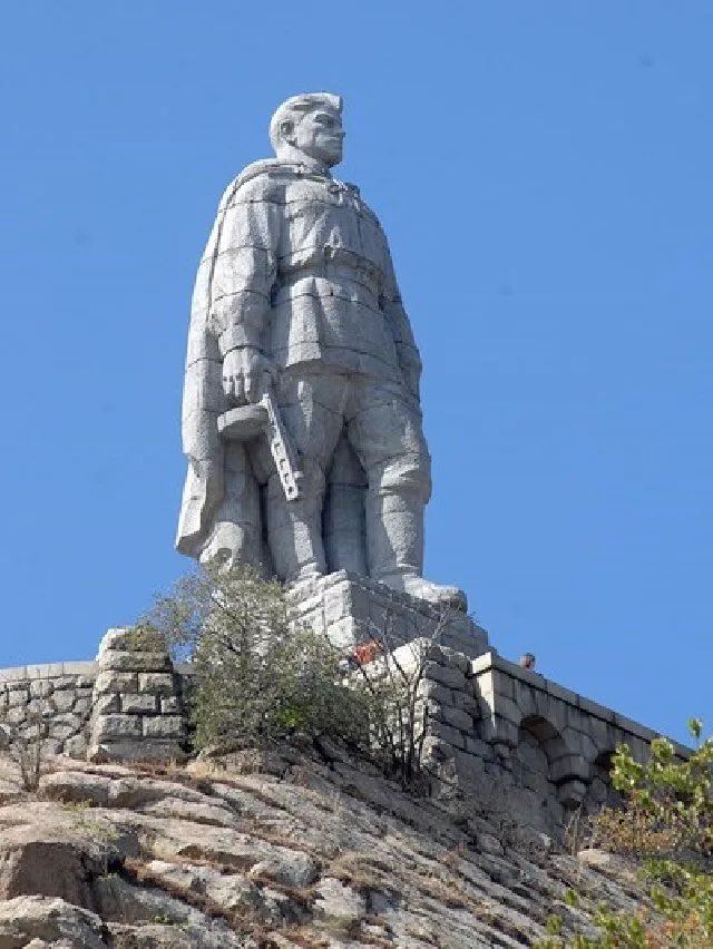 Памятник алеше в болгарии. Пловдив Болгария памятник Алеше. Памятник солдату Алеше в Болгарии. Памятник в Болгарии русскому солдату Алеше. Памятник советскому солдату в Болгарии Алеша.