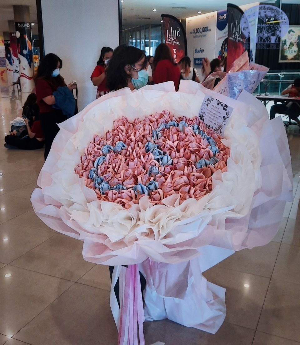 Scream_ZS_CN's tweet photo. --If life is a race, then you'll be the winner🏆--
Support Project for #SOLOSAINT2020 Part 1.
This money bouquet is specially for bunny Saint's fm🐰
CN fans are all ready for your great show❤️🌵 
Many thanks for your warm help🙏 @VoteSaint_sup https://t.co/kTixvLAI2W