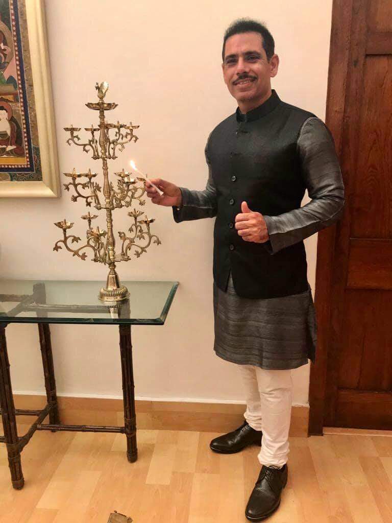 WithRV's tweet photo. A Happy Diwali to you all. 🪔 
My entire family, your entire family. 
The poor, elderly and children on the streets... I wish you all a healthy, prosperous year, full of happiness.
In this Festival of Lights, I believe, “we will see the light by the end of the tunnel” !! 😊🤗❤️ https://t.co/1imZLIqNE3
