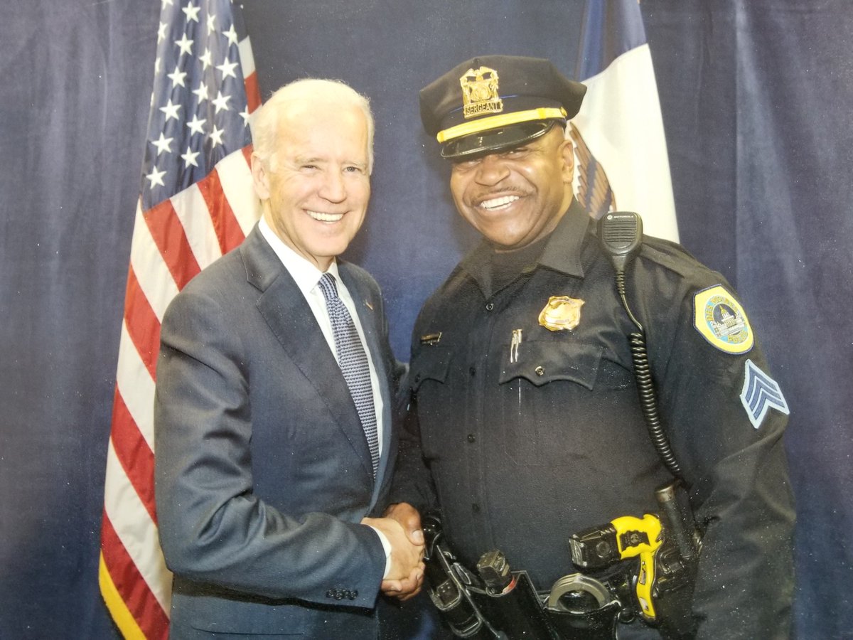 BernellEdwards's tweet photo. I feel very fortunate that I had the chance to guard our country's future leaders @JoeBiden @KamalaHarris 
🇺🇸 https://t.co/gOHH6n2qBJ