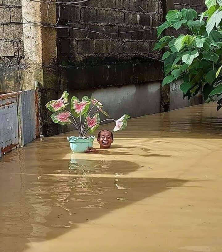 kkoobap's tweet photo. nothing broke me more than this... despite of the big problem they still manage to smile. please help and donate if you can. :(
#RescuePH #CagayanNeedsHelp https://t.co/UQUARHr9FD