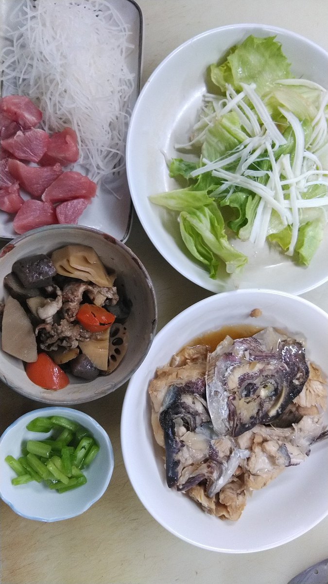 年賀状 本マグロ よこわ 刺身 鯛あら炊き 筑前煮 レタスと裂けるチーズのサラダ 蕪の葉漬け 自家製 いただきます