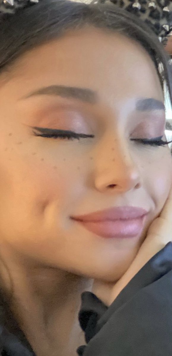 andforthatlsay's tweet photo. @Thundercat @ArianaGrande her lil fake freckles ..... i’m- 🥺 https://t.co/holWa1iBNq