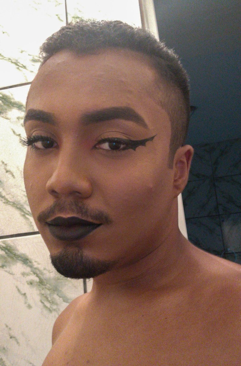 xflipex's tweet photo. Ioniciante na maquiagem querendo apenas um biscoito kkkkk #NovembroLGBTQ https://t.co/p70A3nOq27