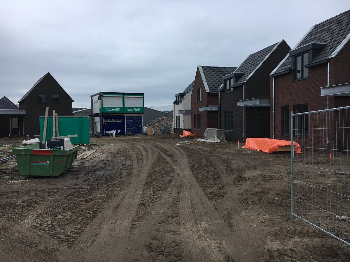 RickSimons18's tweet photo. De 12 woningen in Someren vorderen gestaag. Afgelopen week de steeldesign carports geplaatst. Ook is de afbouw in volle gang.
@BouwmijJanssen https://t.co/bffC1IFzn6