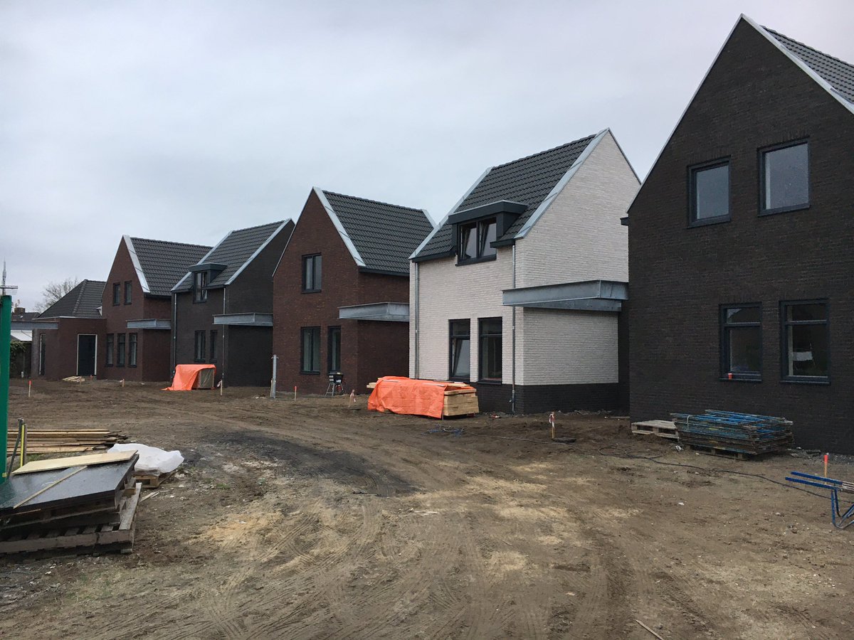 De 12 woningen in Someren vorderen gestaag. Afgelopen week de steeldesign carports geplaatst. Ook is de afbouw in volle gang.
<a href="/BouwmijJanssen/">Bouwmij Janssen</a>