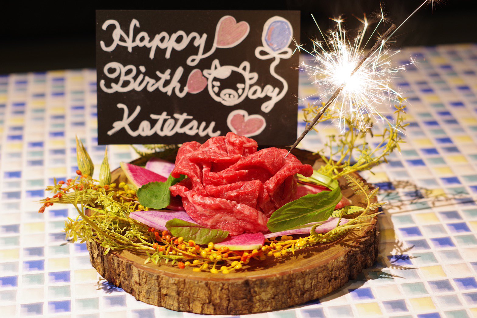 マンツォヴィーノピッコロ 進化系焼肉 肉ケーキ お祝い事にいかがですか パチパチ花火とメッセージカードも付いてます マンツォヴィーノピッコロ マンツォヴィーノ オステリアブッビーノ Manzovinopiccolo Manzovino Osteriabubbino こてつ