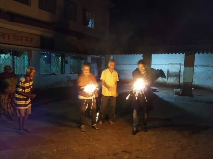 aamirmcsa001's tweet photo. खुशियाँ बांटने से बढ़ती हैं !
जब इस साल आप दीवाली मनाए तो अपने आसपास किसी जरूरतमंद की मदद को भी हाथ बढ़ाएं। उनकी दीवाली अच्छी बनाकर आपकी अपनी दीवाली और रोशन होगी। 
हेल्पिंग ह्यूमन राइट्स झारखंड टीम के तरफ से
#HappyDiwali2020 https://t.co/n5qVlLv3hq