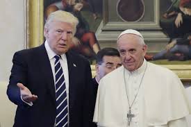 HatoryEasy's tweet photo. Papa Francisco a TRUMP:  "Construir un muro no es de cristianos."
Yo le digo al papa, no compartir el oro del Vaticano con los pobres menos. https://t.co/chvfWT9dW1