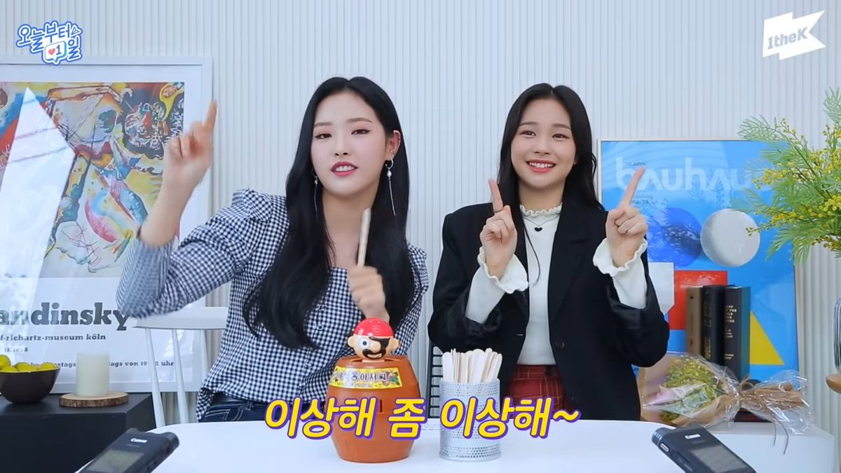 ryuphoric_'s tweet photo. @1theK #TheFirstDate_Weeekly 
#오늘부터1일_위클리 
My favorite part is when Olivia Hye sang ZigZag and danced the choreography! Jihan's so happy when they danced together 😭❤
Thank you 1theK for this Weeekly and Loona Interaction!! https://t.co/yzkf30f4gb