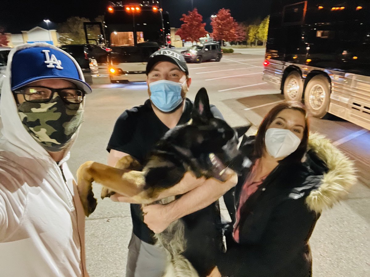 ChrisYoungMusic's tweet photo. First night back on the road!!! Feat. @CassadeePope @JeffJohnsonFilm and my pup!!! https://t.co/BYvQFM1NG9