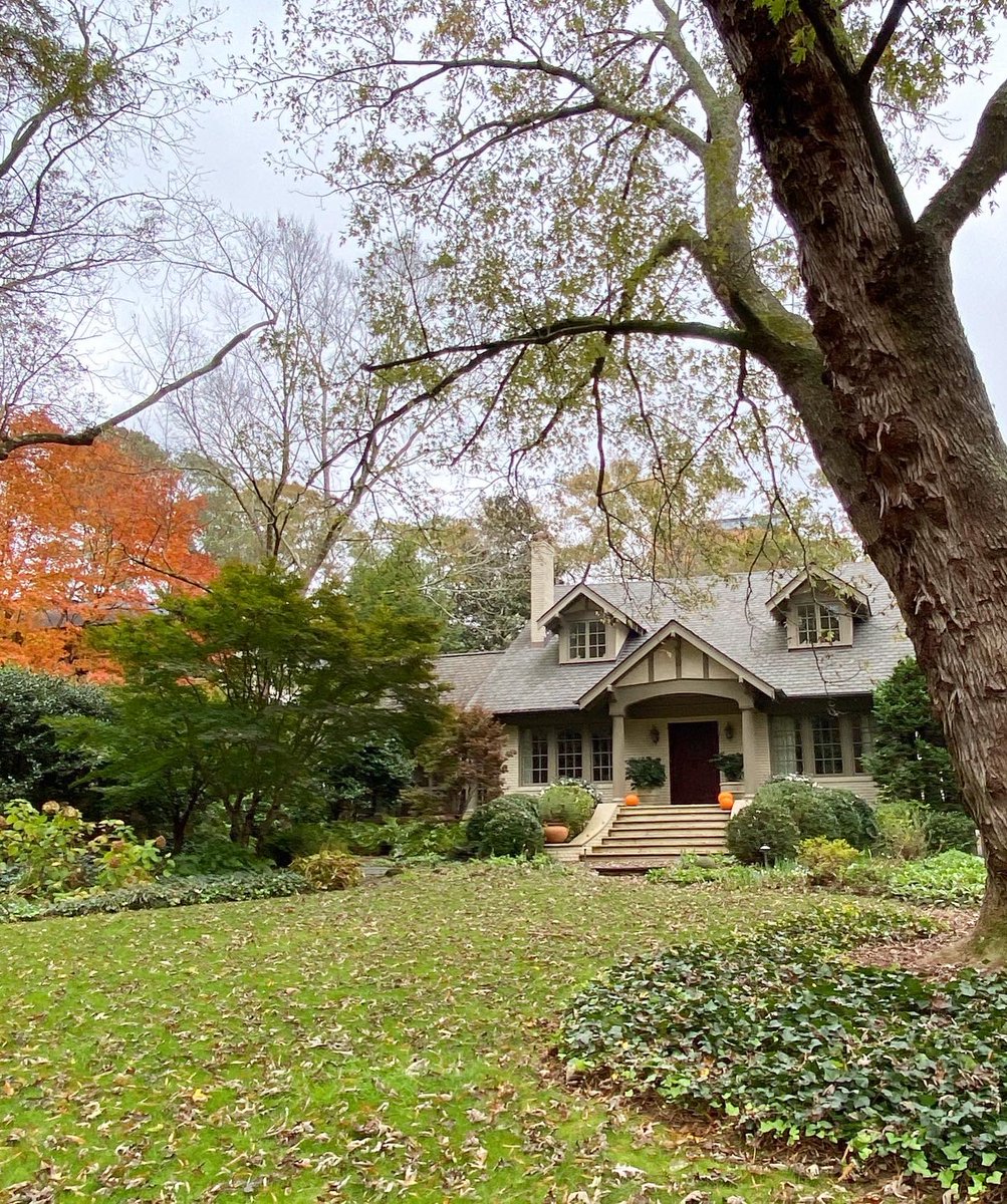 SpitzNor's tweet photo. This sweet 1920’s craftsmen house renovated by Spitzmiller &amp; Norris is such a fond #flaskback . 🍂🍁🍂
#spitzmillerandnorris Interiors by @tduffyandassociates Construction by @khg_residentialconstruction 
Featured in @southernhomemag and on the @cathedralantiques home your https://t.co/wOHlazCJmG
