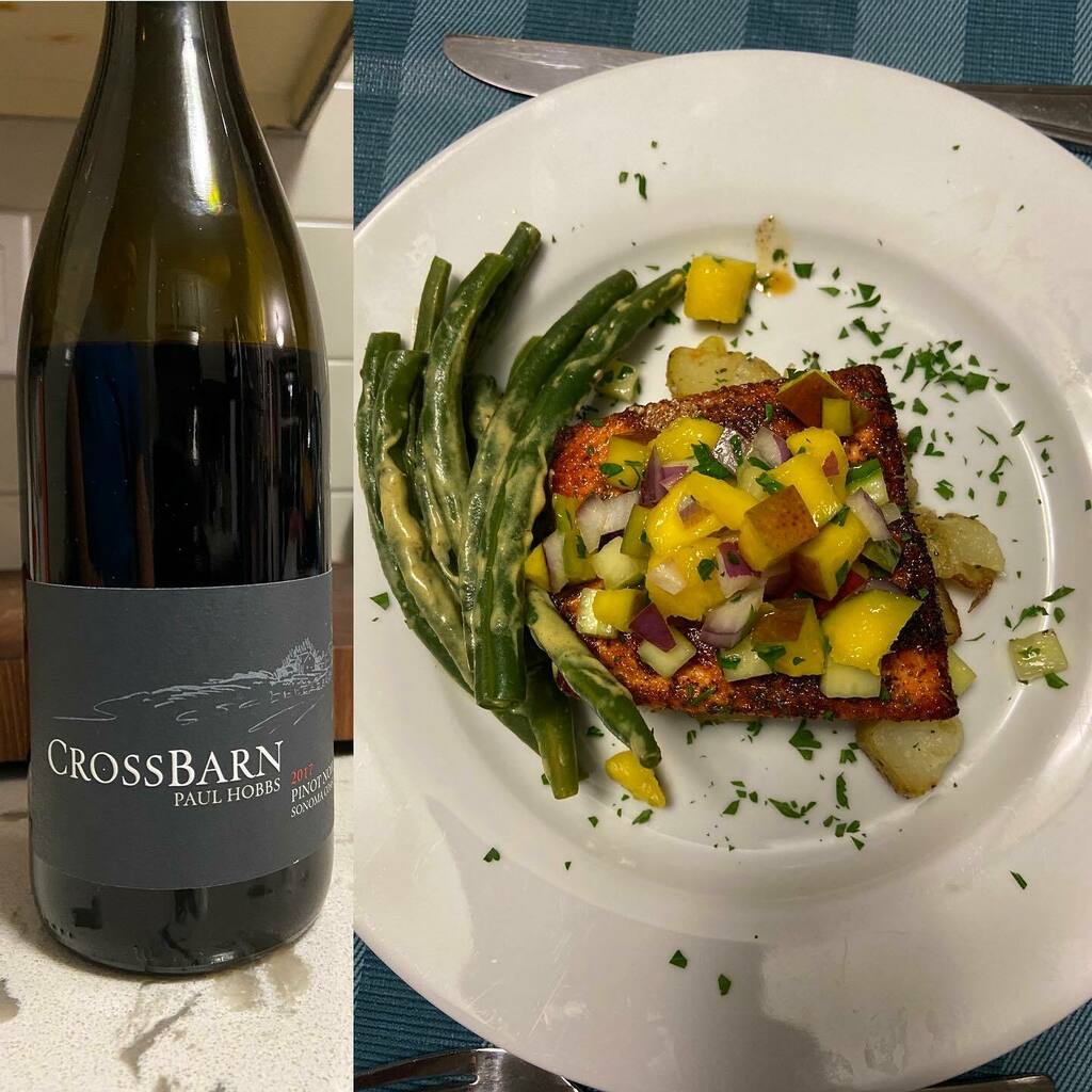 itsonlyles's tweet photo. Not bad for a Friday night...Blackened Salmon, Green Beans in a mustard sauce & Duck Fat roasted Potatoes. All paired with a 2017 @paulhobbswines Crossbarn Pinot Noir. A nice way to end the week!
.
#wine #winelover #foodandwine #foodandwinepairing #redw… https://t.co/PjOafezjr4 https://t.co/862ykF2LxJ