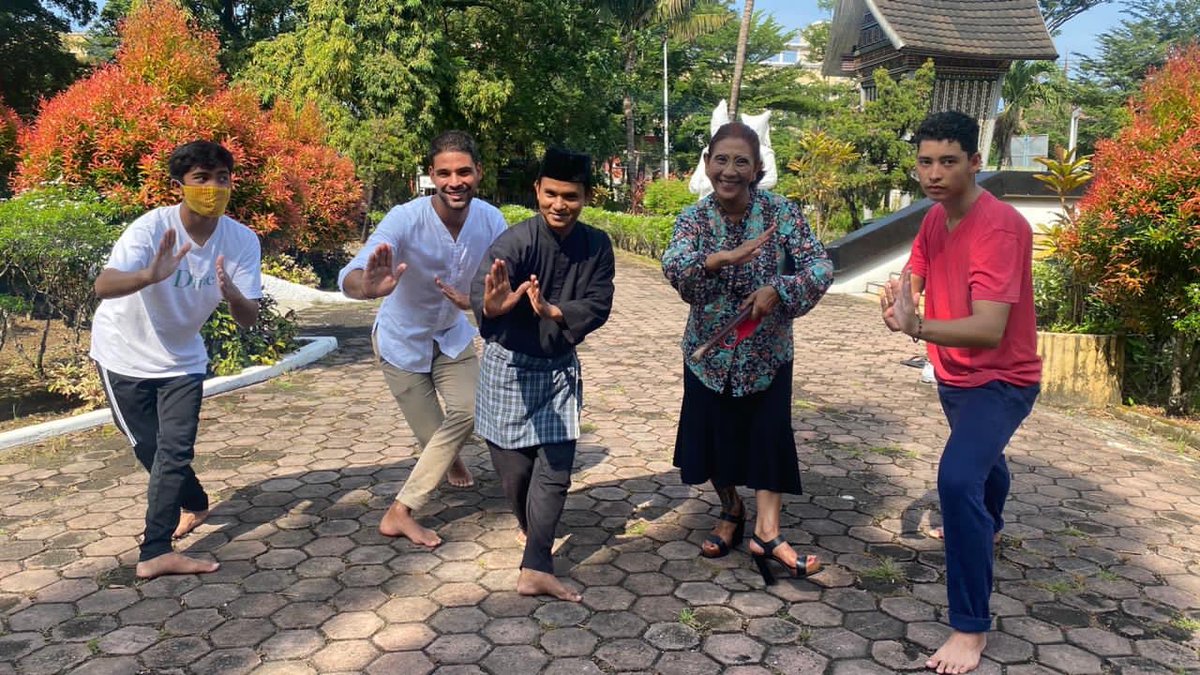 susipudjiastuti's tweet photo. Belajar “Silek Minang” langsung di Padang dan di depan Museum Adityawarman 😄😄👍 https://t.co/j0CRQbm3gq