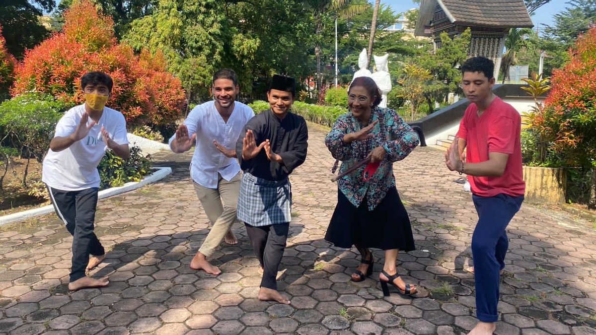 susipudjiastuti's tweet photo. Belajar “Silek Minang” langsung di Padang dan di depan Museum Adityawarman 😄😄👍 https://t.co/j0CRQbm3gq