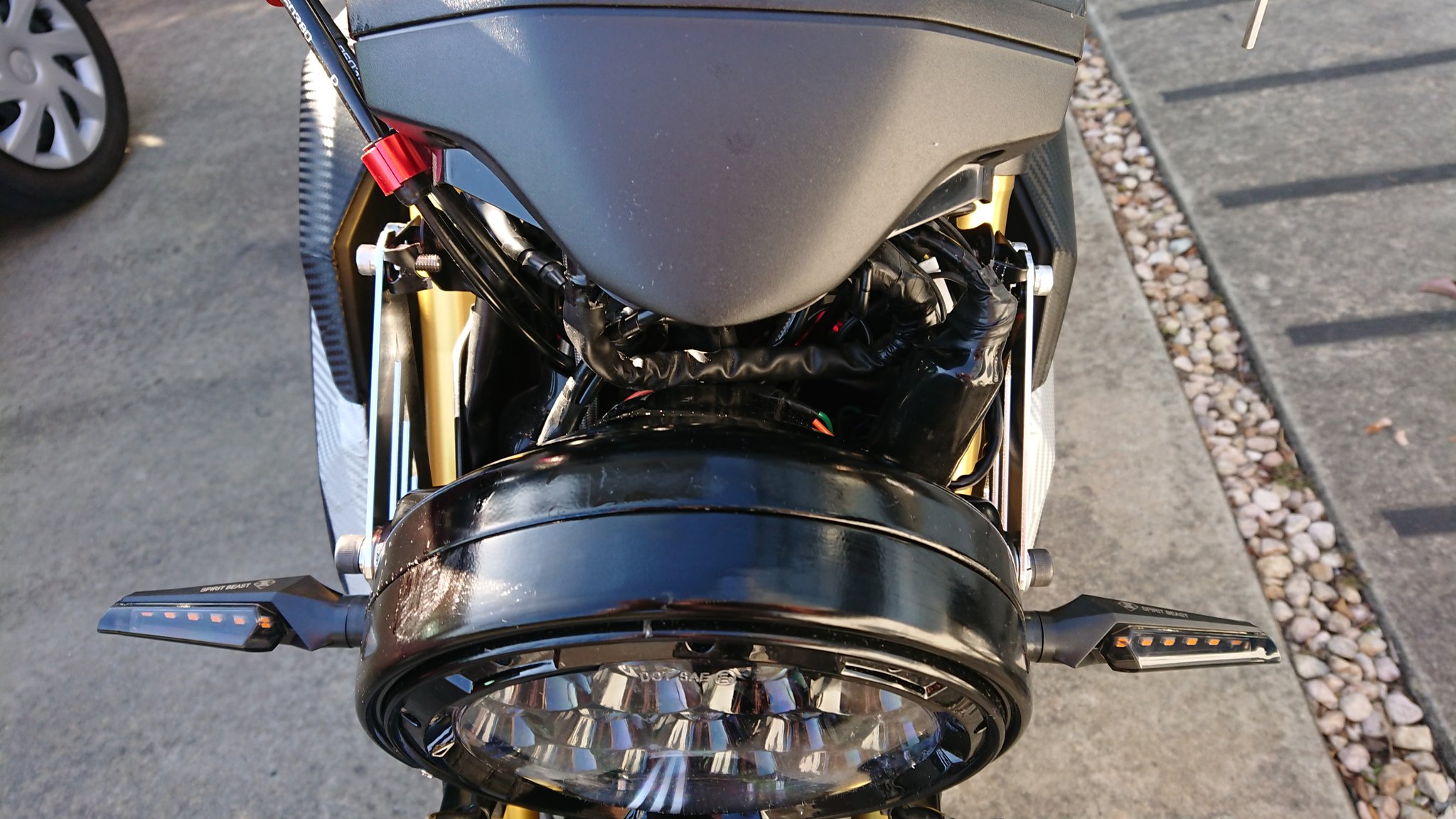 し は ザックリとグロムの丸目ヘッドライト化完成 7インチのヘッドライトを納める為にシェルケースを半分に切って 納めました 他 前期用のメーターカバーに交換してモロモロと調整してます Matsuさん色々とありがとうございました グロム