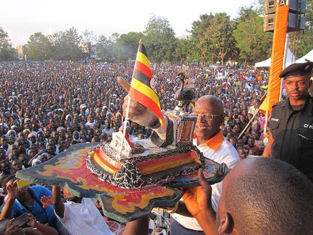 AndrewMwenda's tweet photo. This is the crowd @AmamaMbabazi got when he campaigned in Arua in 2015! So @HEBobiwine be careful when making projections and/or conclusions of your potential votes based on huge crowds! They can be quite misleading. What is decisive ultimately is infrastructure on the ground! https://t.co/B8FWHAJqAn