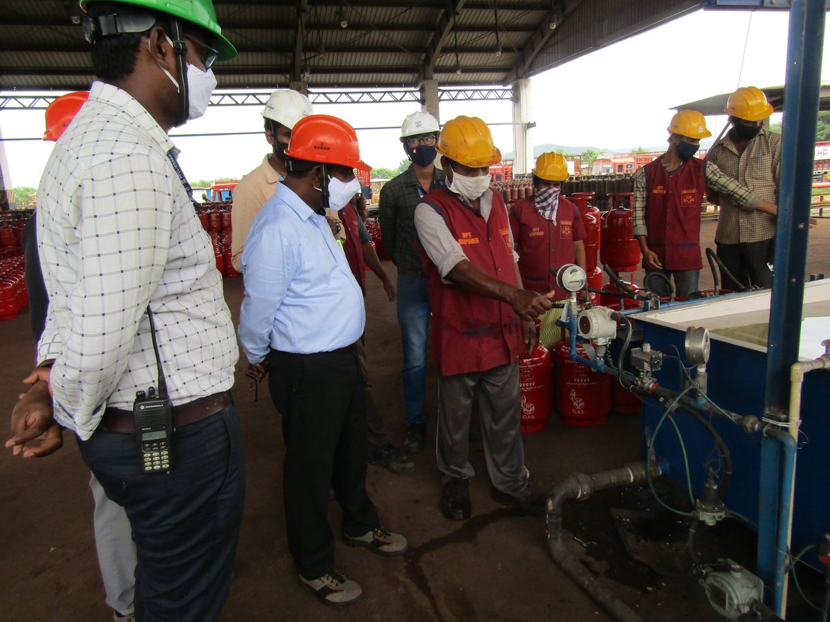 Jagadeesh89856's tweet photo. Pledge followed by #Quality Checks by Officers and workmen of @HPCL Visakh LPG Terminal on World Quality Day for #Creatingcustomervalue @BaratamGopala @Anurag_hpcl @iammohitdhawan @anujjain1906 @PNKANTH https://t.co/owqF0OUDJm
