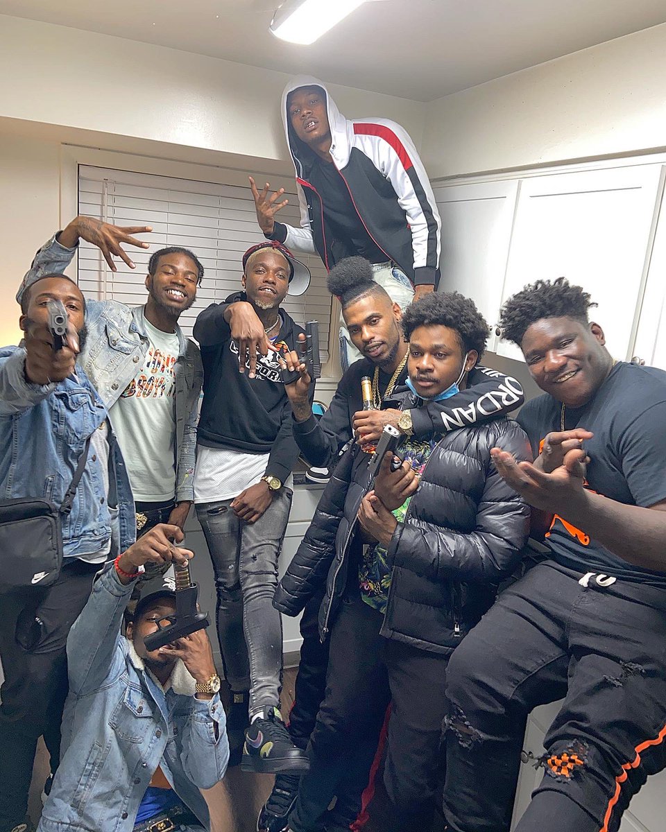 realmannyrocko's tweet photo. Gang popped out 🔒✌🏾 so yu kno it’s bout wateva jus say dah weerrddd yuu heeerrddd 🤐🤎 #foofway #mgm https://t.co/NKnpBAkItF