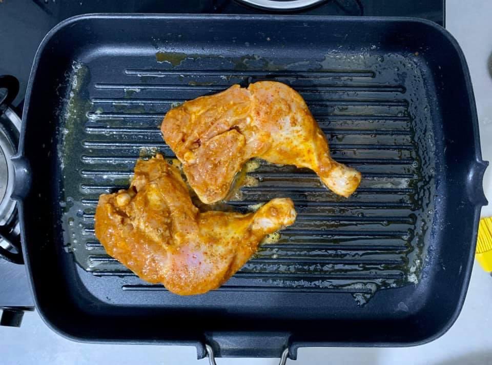 rajesh_tara's tweet photo. The #CookingStory in #MyKitchen :
कल रात का फ़साना !!
Marinated in Spices, Seared in a Grill Pan, Roasted in Usha Halogen Oven and straight into the plate. Juicy and Succulent Chicken Leg Roast !!
Enjoyed with a Dip made out of the leftover marinade 😊😊
#MagicOfFlavours https://t.co/9RiSnhP2Ni