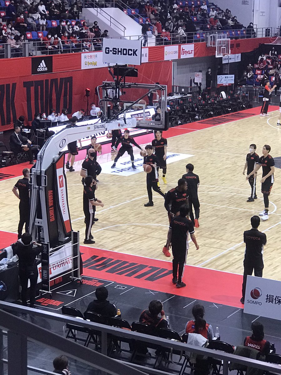 k01_tokyo's tweet photo. 目の前でアップしてるのでシュートを打つ位置がよくわかる。ほとんどの選手は顔の真ん中から打つが菊地祥平は頭頂部から打ち田中大貴は顔の左半分あたりから打つ。だからあの微妙な回転になるのか。アルバルク東京vs三遠 https://t.co/sYBsgN7ykV
